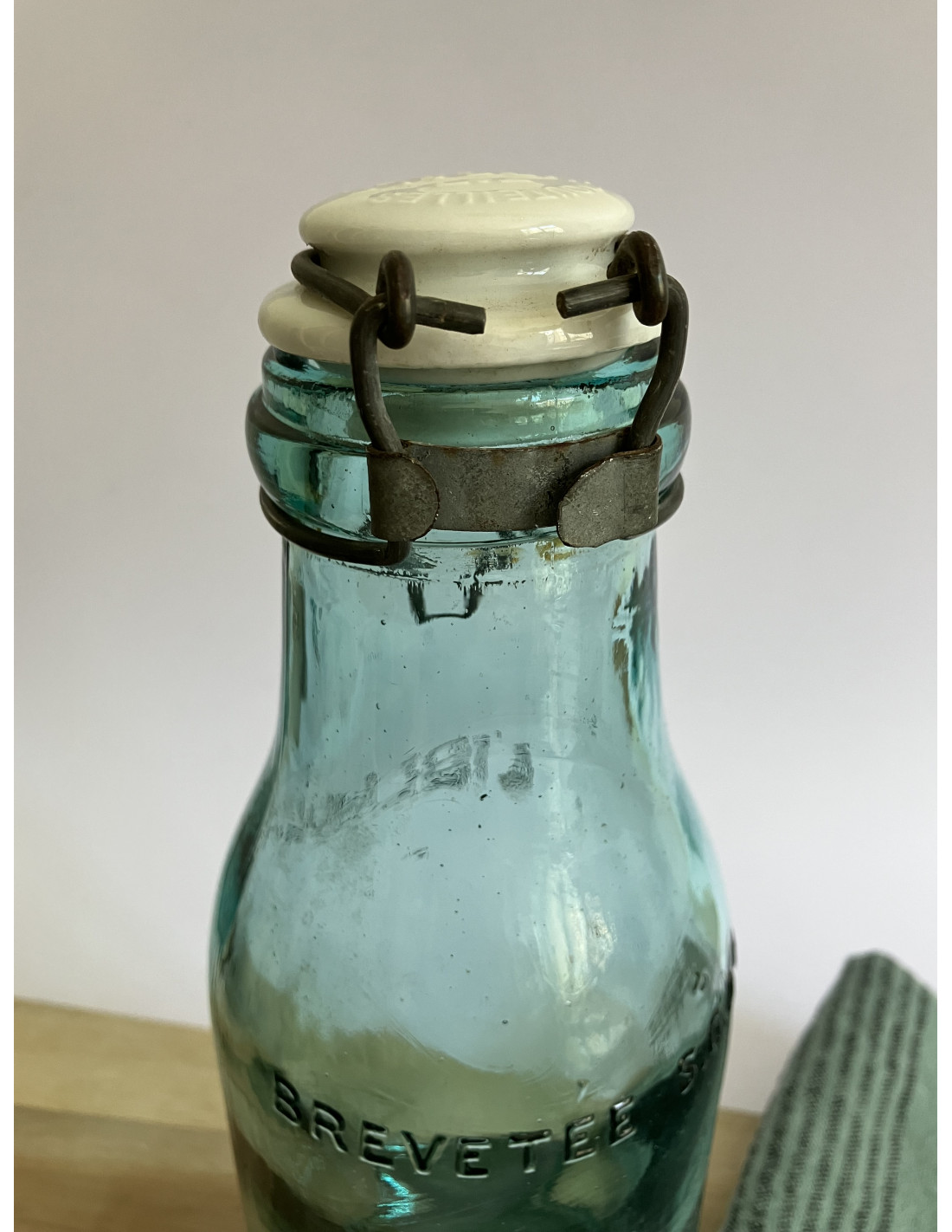 Ancienne bouteille en verre avec bouchon en porcelaine