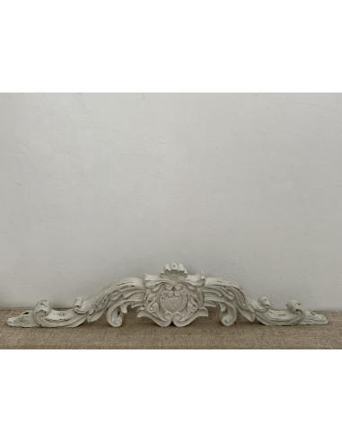 Fronton ancien en bois sculpté