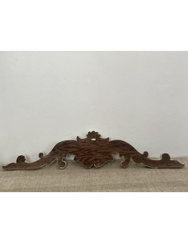 Fronton ancien en bois sculpté