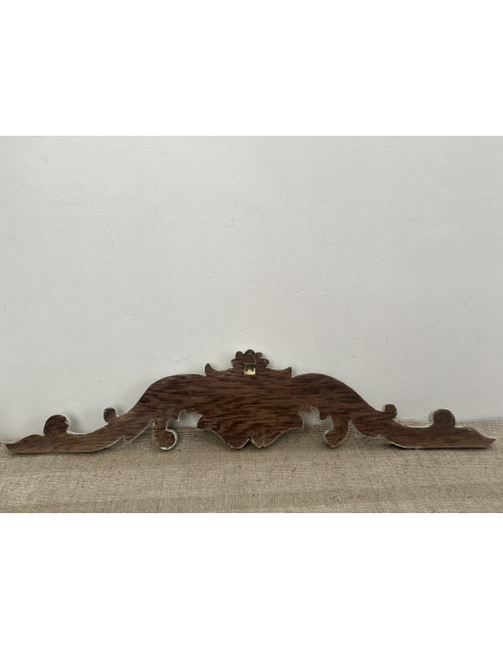 Fronton ancien en bois sculpté