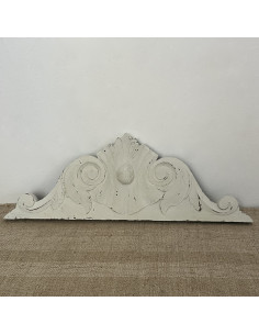 Petit fronton en bois sculpté