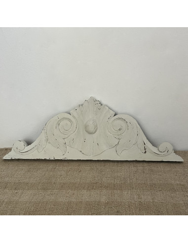 Petit fronton en bois sculpté