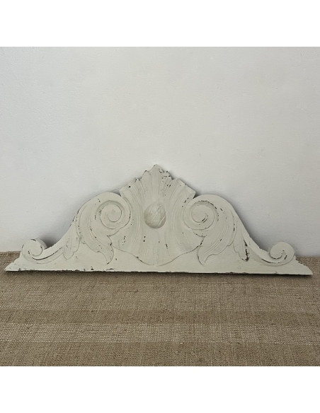 Petit fronton en bois sculpté