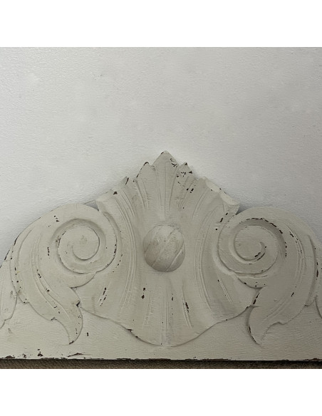 Petit fronton en bois sculpté