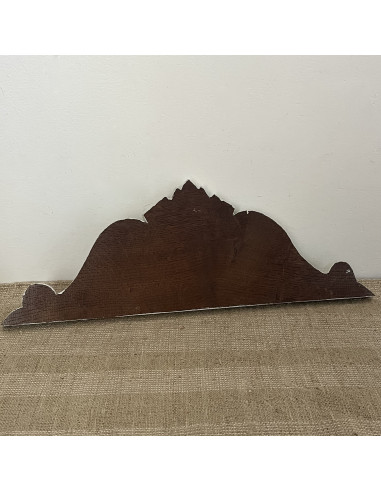 Petit fronton en bois sculpté