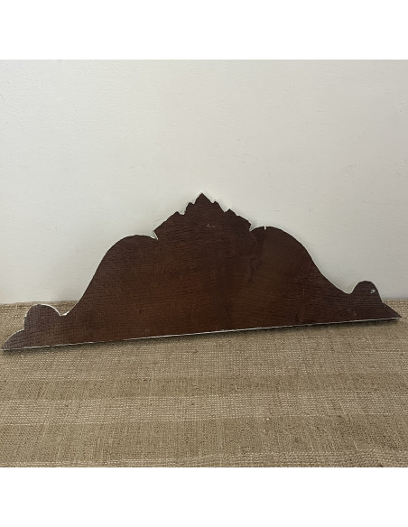Petit fronton en bois sculpté