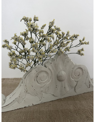 Petit fronton en bois sculpté