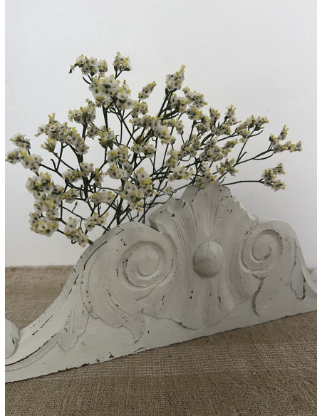 Petit fronton en bois sculpté