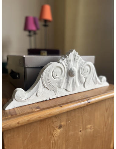 Petit fronton en bois sculpté