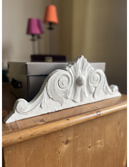 Petit fronton en bois sculpté