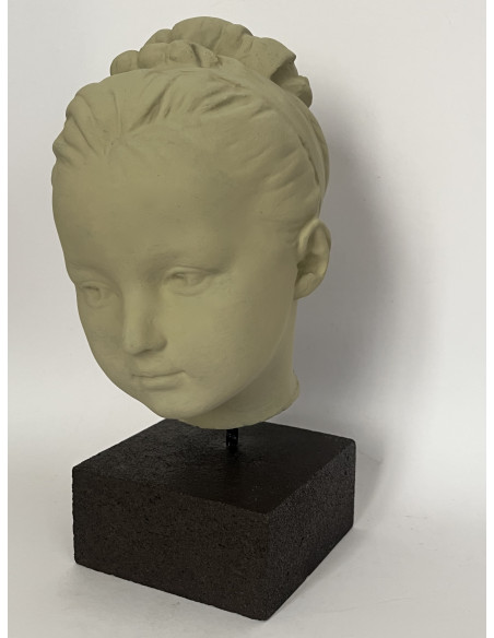 Tête de jeune fille en plâtre sur socle