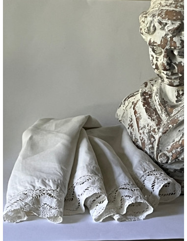 Petit rideau, coton et dentelle