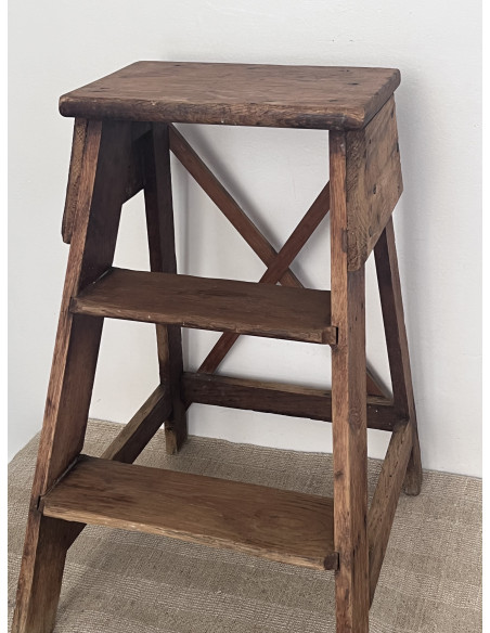 Ancien marchepied en bois – Art populaire