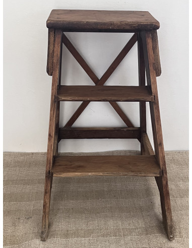 Ancien marchepied en bois – Art populaire
