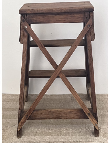 Ancien marchepied en bois – Art populaire