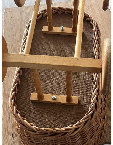 Berceau de poupée en osier tressé