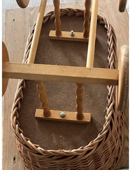 Berceau de poupée en osier tressé