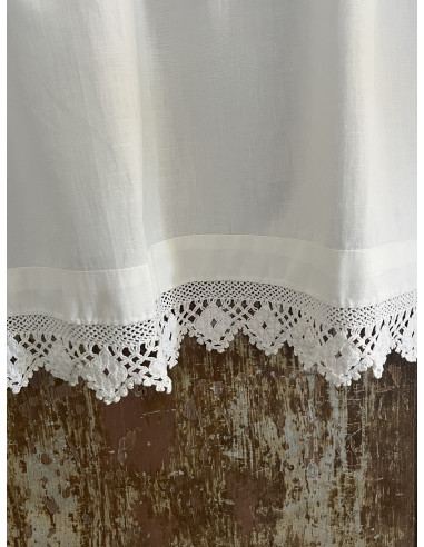 Petit rideau, coton et dentelle