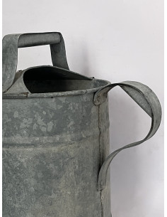 Arrosoir en zinc, accessoire du jardinier
