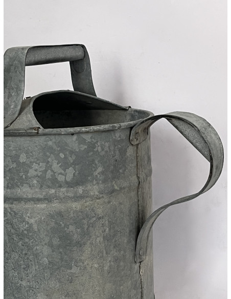Arrosoir en zinc, accessoire du jardinier