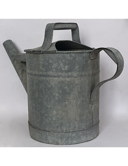 Arrosoir en zinc, accessoire du jardinier