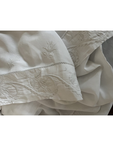 Linge ancien pour servir de rideau, de cache-sommier