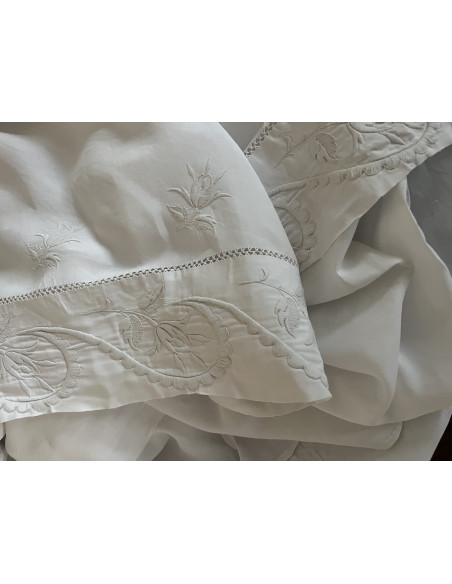 Linge ancien pour servir de rideau, de cache-sommier