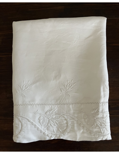 Linge ancien pour servir de rideau, de cache-sommier