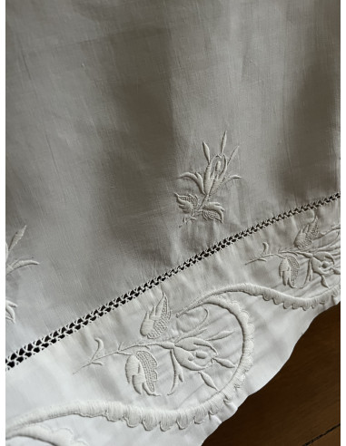 Linge ancien pour servir de rideau, de cache-sommier