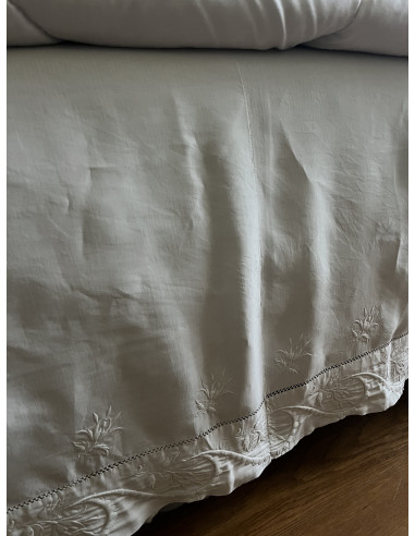 Linge ancien pour servir de rideau, de cache-sommier