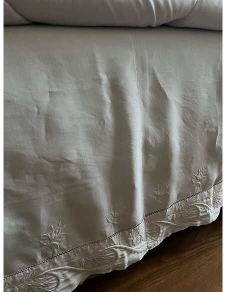 Linge ancien pour servir de rideau, de cache-sommier