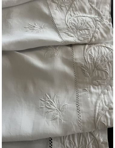 Linge ancien pour servir de rideau, de cache-sommier