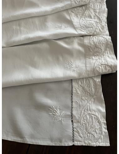 Linge ancien pour servir de rideau, de cache-sommier