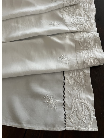 Linge ancien pour servir de rideau, de cache-sommier