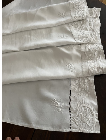 Linge ancien pour servir de rideau, de cache-sommier