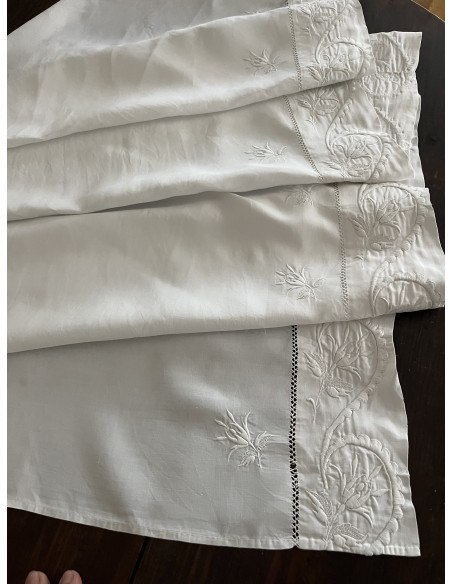 Linge ancien pour servir de rideau, de cache-sommier