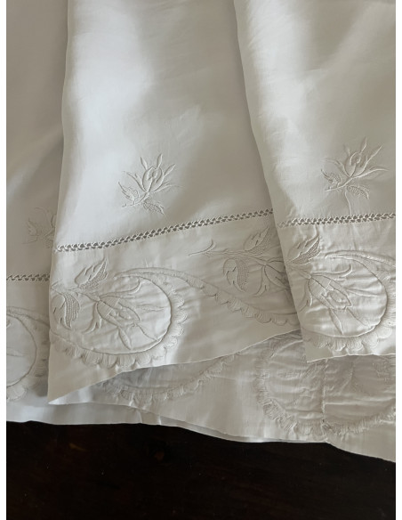 Linge ancien pour servir de rideau, de cache-sommier