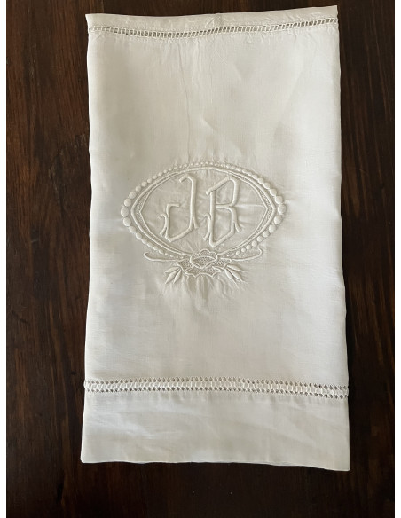 Monogramme JB, linge ancien pour servir de cache-sommier